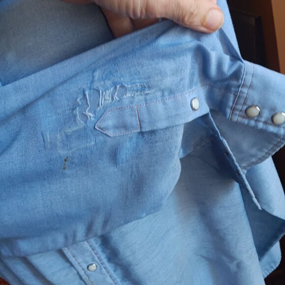 XL Wrangler Cowboy Distressed Western Shirt Wrangler Chambray Trashed 1990's - Picture 8 of 11
